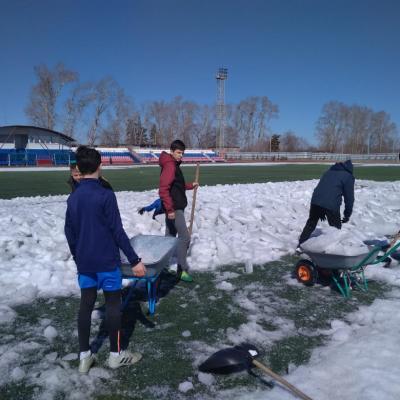 Уборка снега на стадионе